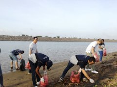 在斯中企联手开展海滩保护和学校慈善捐助公益活动